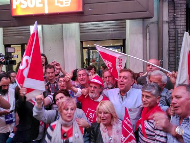 Simpatizantes de Pedro Sánchez celebran su vistoria en las primarias del PSOE | EUROPA PRESS ep simpatizantespedro sanchez celebranvistorialas primariaspsoe