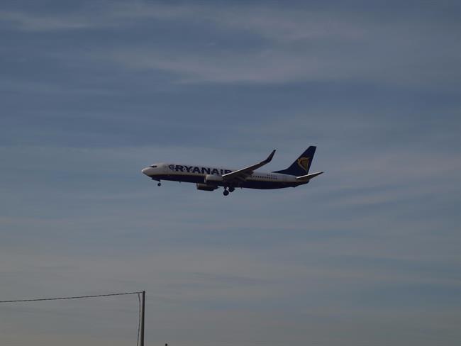 Un avión aterriza en el aeropuerto | Europa Press - Archivo ep un avion aterrizaaeropuerto