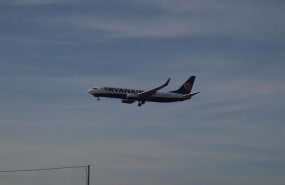 ep un avion aterrizaaeropuerto