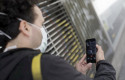 ep un hombre protegido con mascarilla realiza una videollamada por su telefono movil en madrid el 24