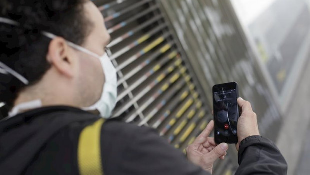 ep un hombre protegido con mascarilla realiza una videollamada por su telefono movil en madrid el 24