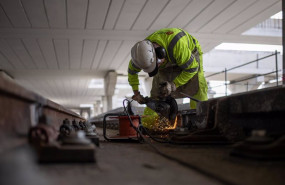 ep un obrero trabaja en la nueva fase de la estructura central de la cubierta de la estacion de la