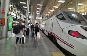 ep un tren alvia en la estacion de cadiz