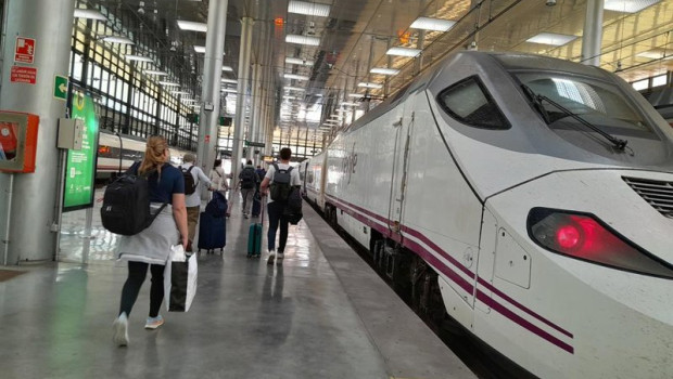 ep un tren alvia en la estacion de cadiz