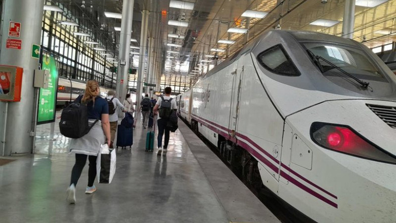 ep un tren alvia en la estacion de cadiz