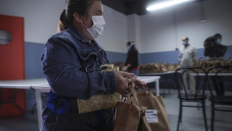 ep una mujer recibe alimentos del proyecto fraternitas que atiende a familias vulnerables de dos de ep una mujer recibe alimentos del proyecto fraternitas que atiende a familias vulnerables de dos de