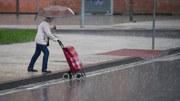 ep una mujer regresa de hacer la compra en plena lluvia durante el estado de alarma decretado por el