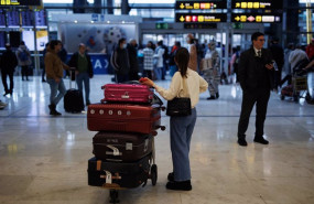 ep una viajera con maletas espera para embarcar en el aeropuerto adolfo suarez madrid barajas a 30 ep una viajera con maletas espera para embarcar en el aeropuerto adolfo suarez madrid barajas a 30