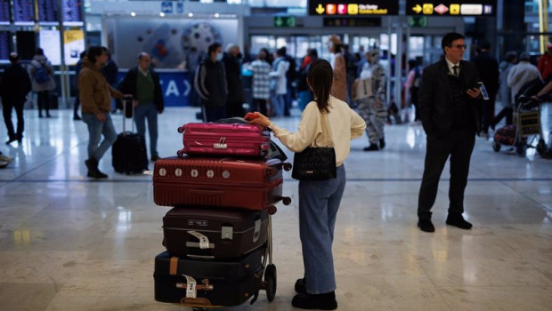 ep una viajera con maletas espera para embarcar en el aeropuerto adolfo suarez madrid barajas a 30