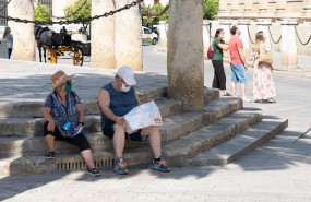 ep unos turistas en los alrededores de la catedral de sevilla