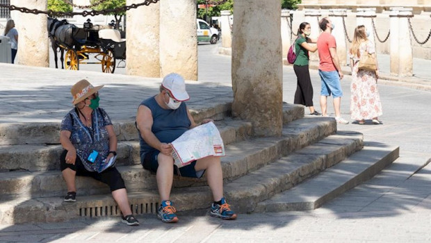 ep unos turistas en los alrededores de la catedral de sevilla