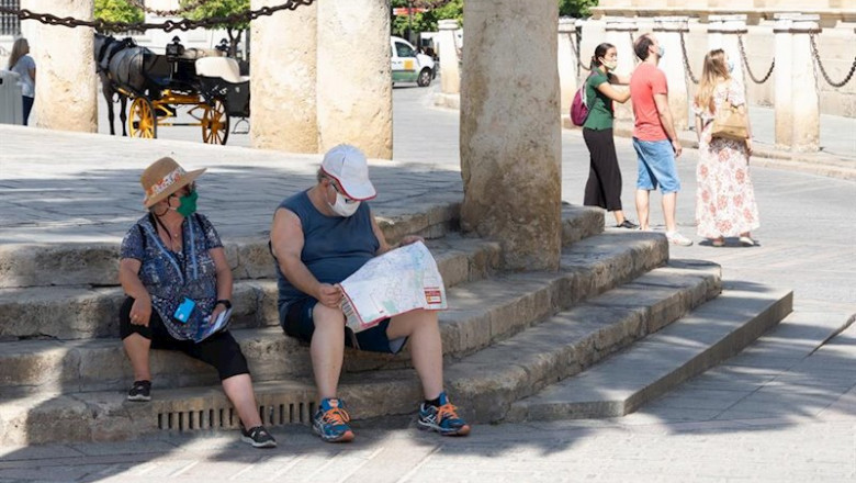 Unos turistas en los alrededores de la Catedral de Sevilla | Eduardo Briones - Europa Press ep unos turistas en los alrededores de la catedral de sevilla