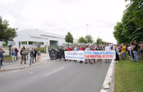 ep varias personas con pancartas que rezan por un convenio justo y futuro para la plantilla durante ep varias personas con pancartas que rezan por un convenio justo y futuro para la plantilla durante