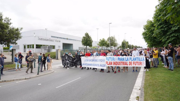 ep varias personas con pancartas que rezan por un convenio justo y futuro para la plantilla durante