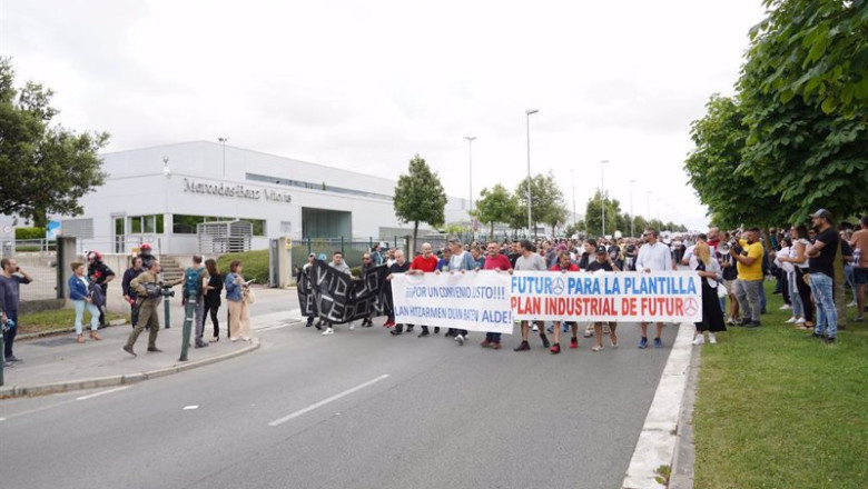 Varias personas, con pancartas que rezan 'Por un convenio justo' y 'Futuro para la plantilla' durante una manifestación en defensa del convenio de Mercedes Vitoria, en la factoría de Mercedes, a 22 de junio de 2022, en Vitoria, Álava, Euskadi (España). Un | Iñaki Berasaluce - Europa Press ep varias personas con pancartas que rezan por un convenio justo y futuro para la plantilla durante