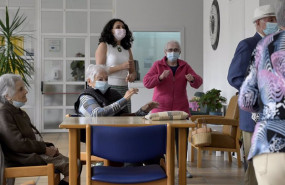 ep varios ancianos en una de las salas de una residencia de mayores
