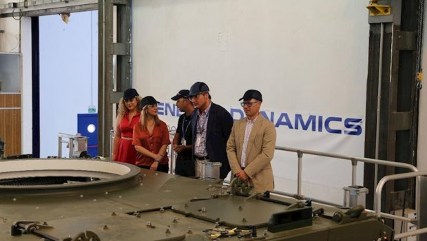 ep visita a santa barbara de la alcaldesa de alcala de guadaira ana isabel jimenez y varios