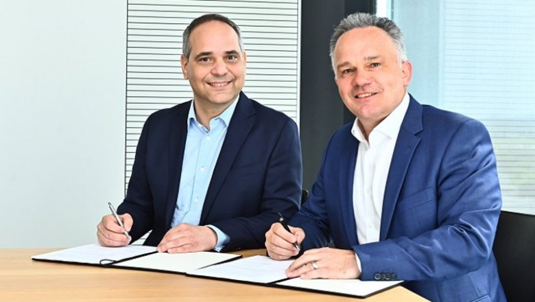 V.L.N.R.: Yaris Pürsün, Leiter der globalen Produktion von Antriebskomponenten für Daimler Truck, Martin Drasch, CEO Manz AG From left to right: Yaris Pürsün, Head of Global Powersystems Operation Daimler Truck, Martin Drasch, CEO Manz AG | DAIMLER TRUCK AG ep vlnr yaris pursun leiter der globalen produktion von antriebskomponenten fur daimler truck martin