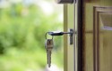 llaves-casa-colgando-cerradura-puerta-abierta
