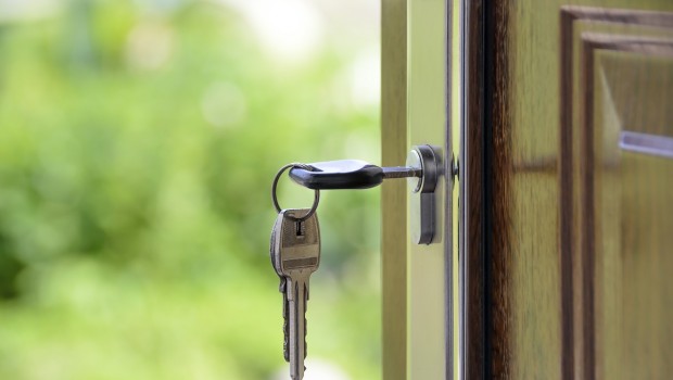 llaves-casa-colgando-cerradura-puerta-abierta llaves-casa-colgando-cerradura-puerta-abierta