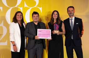 sergio garcia y esperanza perez socios de agencia fandom recogiendo el galardon 