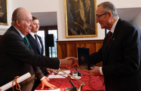 1571749311 don juan carlos entrega el premio o rdenes espan olas al historiador miguel a ngel ladero quesada en 2019 ca