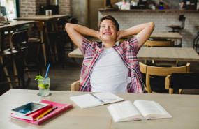 encantado joven relajarse mientras estudia edited v2 encantado joven relajarse mientras estudia edited v2