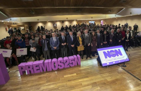 ep alumnos galardonados en el concurso escolar por el 25n de la xunta junto con feijoo y otros