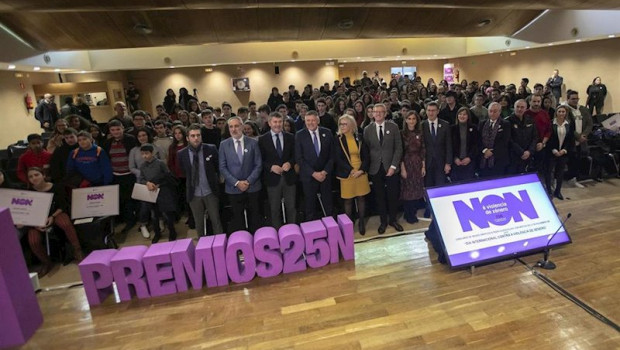ep alumnos galardonados en el concurso escolar por el 25n de la xunta junto con feijoo y otros