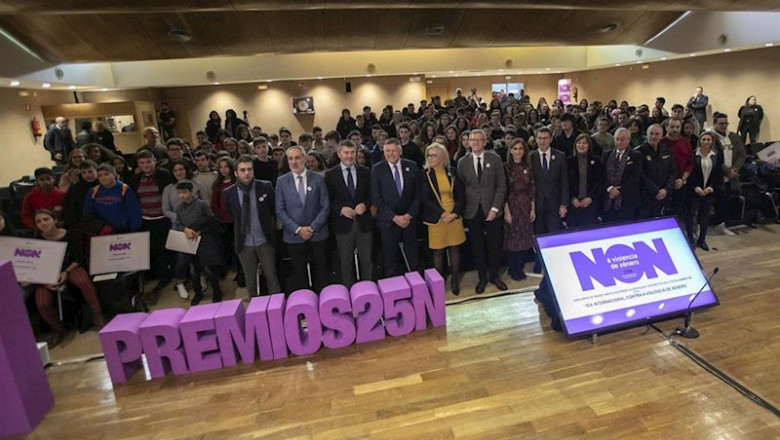 ep alumnos galardonados en el concurso escolar por el 25n de la xunta junto con feijoo y otros