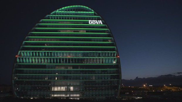 ep archivo   edificio del bbva conocido como la vela iluminado de verde