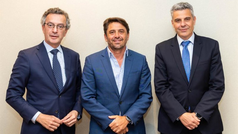 El director de CaixaBank Hotels & Tourism, David Rico; el presidente de CEHAT, Jorge Marichal, y el director de CaixaBank Empresas, Marc Benhamou | DSG - CAIXABANK - Archivo ep archivo el director de caixabank hotels tourism david rico el presidente de cehat jorge