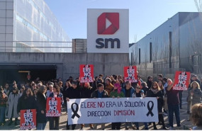 ep archivo   manifestacion de los empleados afectados por el ere de la editorial sm