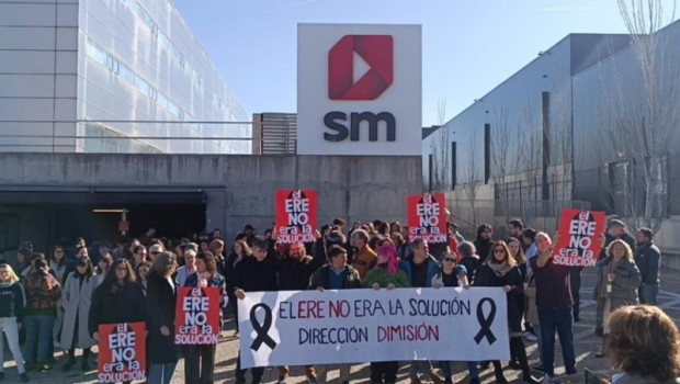 ep archivo   manifestacion de los empleados afectados por el ere de la editorial sm