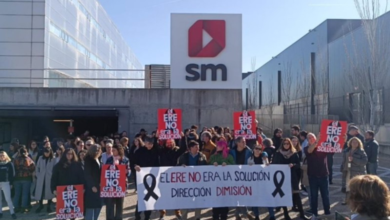 ep archivo manifestacion de los empleados afectados por el ere de la editorial sm ep archivo manifestacion de los empleados afectados por el ere de la editorial sm