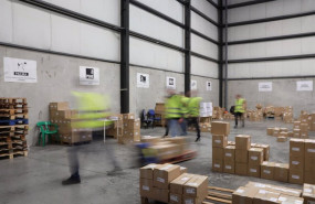 ep archivo   mozos de almacen trabajan en un centro logistico