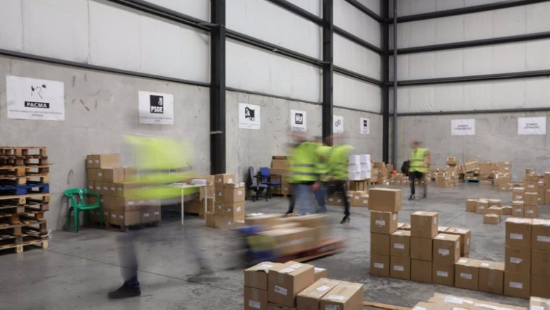 Archivo - Mozos de almacén trabajan en un centro logístico. | Jesús Hellín - Europa Press - Archivo ep archivo mozos de almacen trabajan en un centro logistico