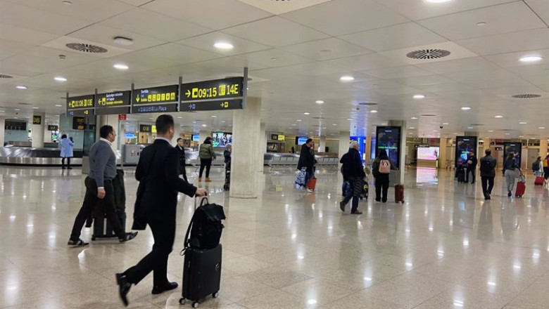ep archivo pasajeros en el aeropuerto de barcelona ep archivo pasajeros en el aeropuerto de barcelona