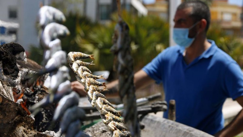 Archivo - Un espetero prepara sardinas en las playas de Pedregalejo. Málaga a 20 de mayo del 2020 | Álex Zea - Europa Press - Archivo ep archivo un espetero prepara sardinas en las playas de pedregalejo malaga a 20 de mayo del 2020