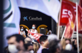 ep archivo un grupo de empleados de caixabank protesta contra la entidad financiera por el ere el ep archivo un grupo de empleados de caixabank protesta contra la entidad financiera por el ere el