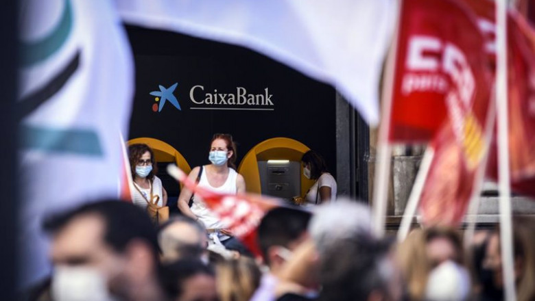 ep archivo   un grupo de empleados de caixabank protesta contra la entidad financiera por el ere el