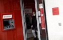 ep archivo   un hombre saca dinero de un cajero del banco santander