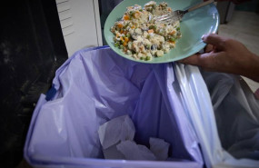 ep archivo   una persona tira comida a la basura a 17 de agosto de 2023 en madrid espana