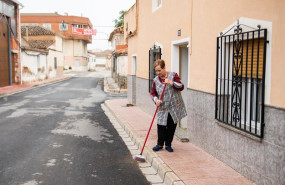ep archivo   una vecina de la calle murcia barre la entrada de su casa a 28 de mayo de 2023 en pozo