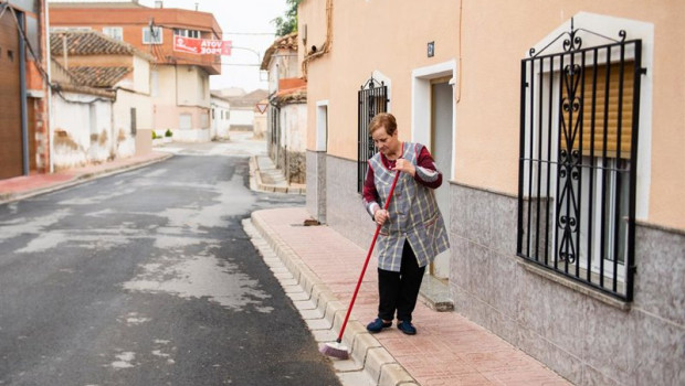ep archivo   una vecina de la calle murcia barre la entrada de su casa a 28 de mayo de 2023 en pozo