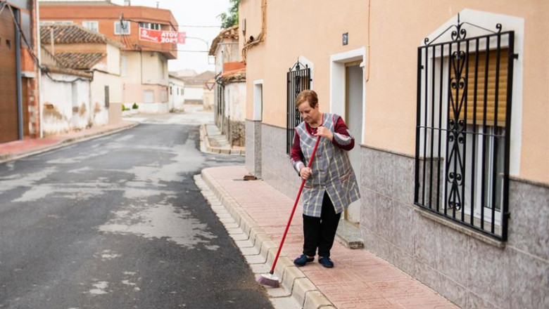 ep archivo   una vecina de la calle murcia barre la entrada de su casa a 28 de mayo de 2023 en pozo