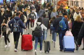 ep archivo   varios viajeros en la estacion de atocha a 30 de diciembre de 2021 en madrid