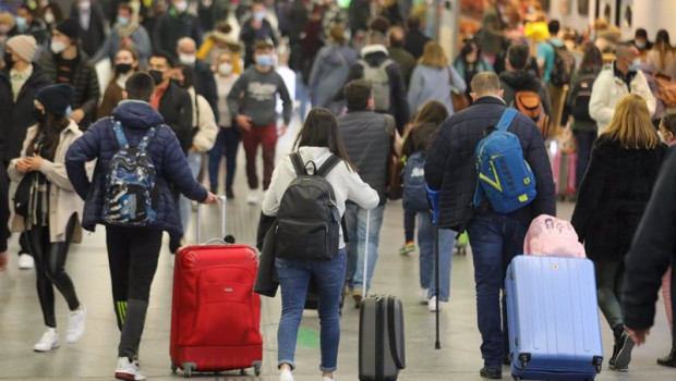 ep archivo   varios viajeros en la estacion de atocha a 30 de diciembre de 2021 en madrid