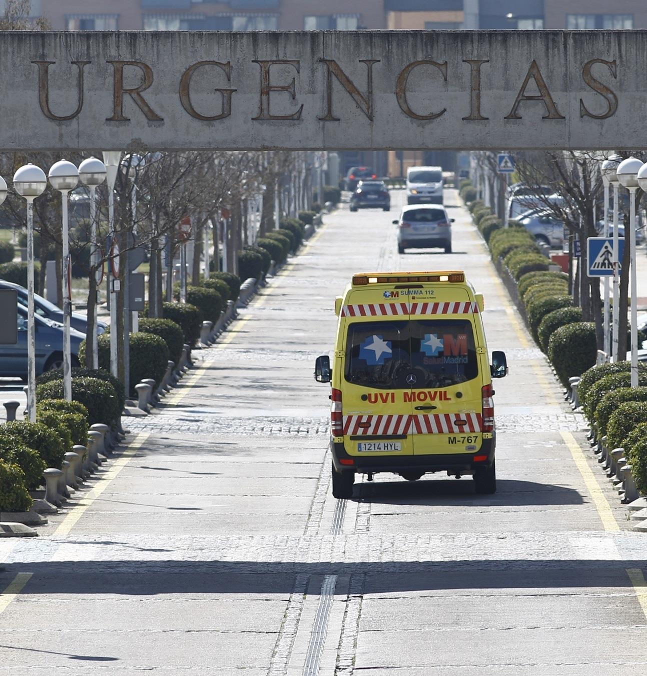 Cartel de Urgencias y ambulancias, ambulancia del SUMMA 112 en Madrid | EUROPA PRESS ep cartelurgenciasambulancias ambulanciasumma 112madrid
