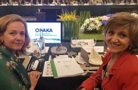 ep de izqder la ministraeconomiaempresa nadia calvino yministrasanidad maria luisa carcedo enreunioneconomiasaludmarcola cumbreg20 queesta celebrandoosaka japon